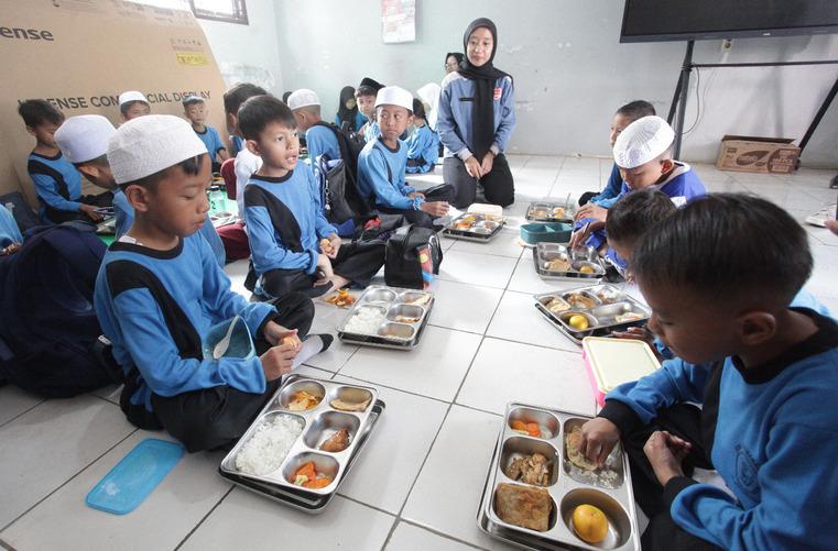 Foto:&nbsp;Pengajar SDN Sukamanah 01, Megamendung-Bogor, tengah menemani siswa siswi penerima program manfaat dari program JAPFA for Kids, di SDN Sukamanah 01, Megamendung-Bogor, Jawa Barat, Jumat (21/8/2026).